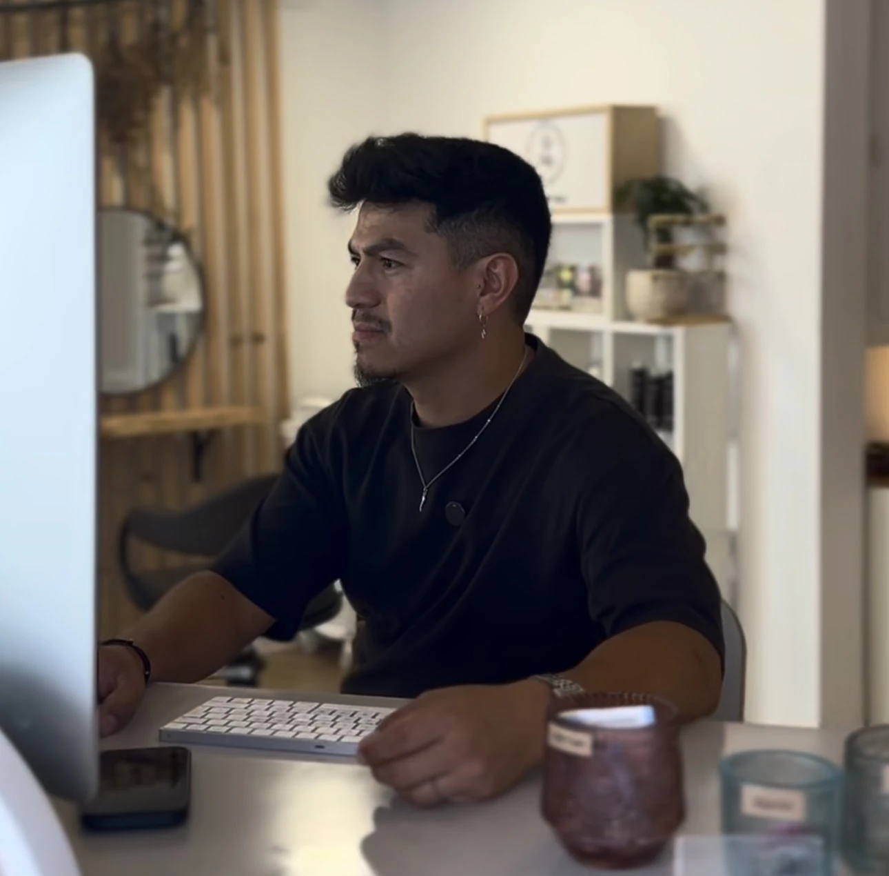 El marido de una de las peluqueras de Ubuntu grabando contenido para redes